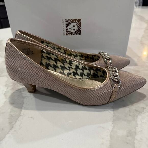Anne Klein iFlex Pointed Toe Leather Kitten Heels Womens 7.5M Taupe Chain Accent - Picture 2 of 10